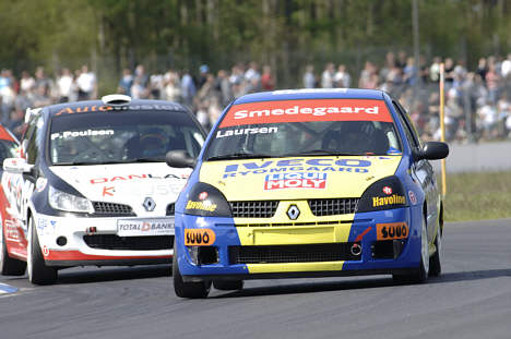 Bjørn Smedegaard (forrest) og Per Poulsen i kamp i hver sin generation af Renault Clio.